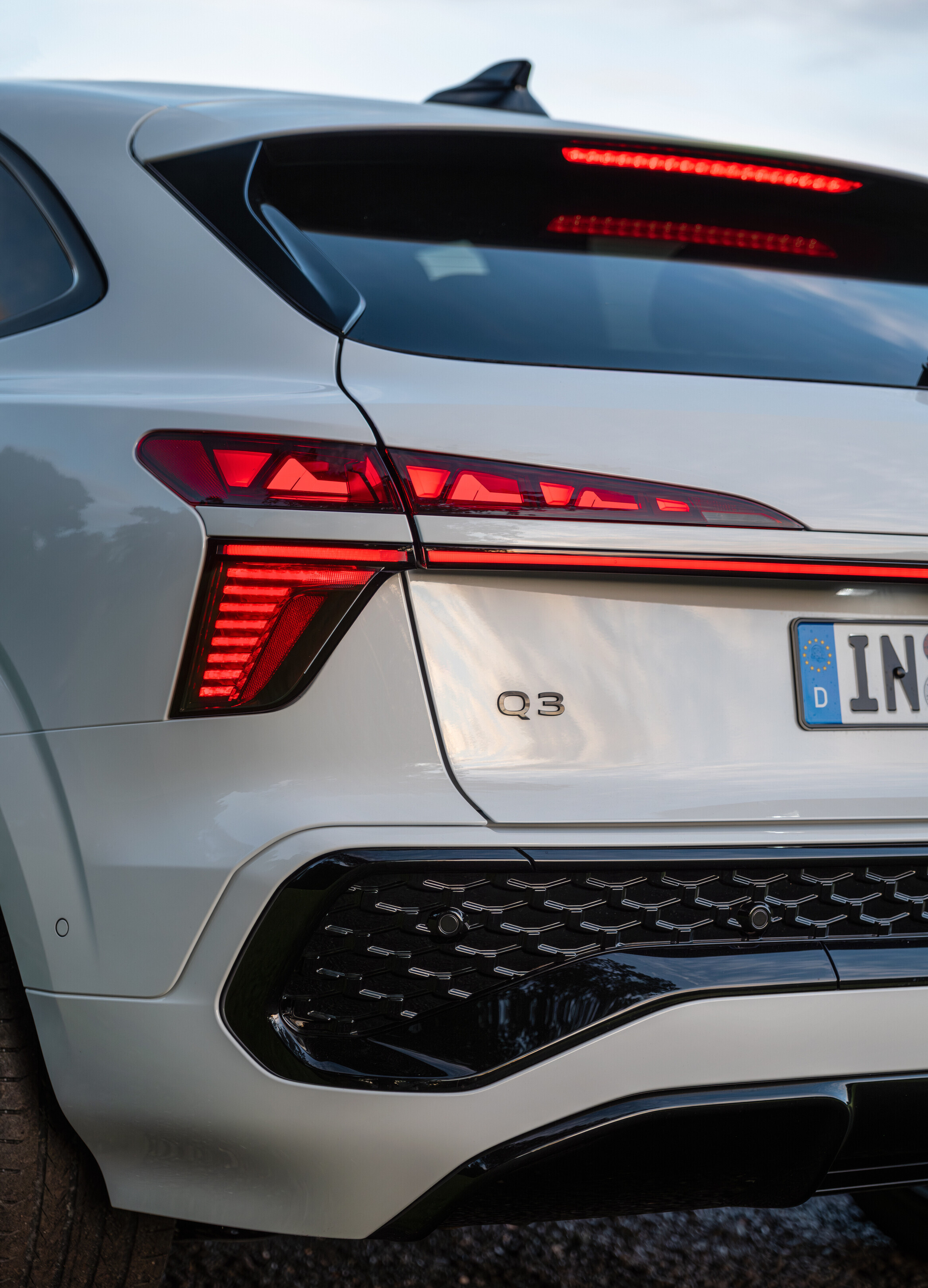 Lietuvoje jau galima užsisakyti trečiosios kartos „Audi Q3“: naujas komforto ir technologijų etalonas kompaktiškų automobilių klasėje