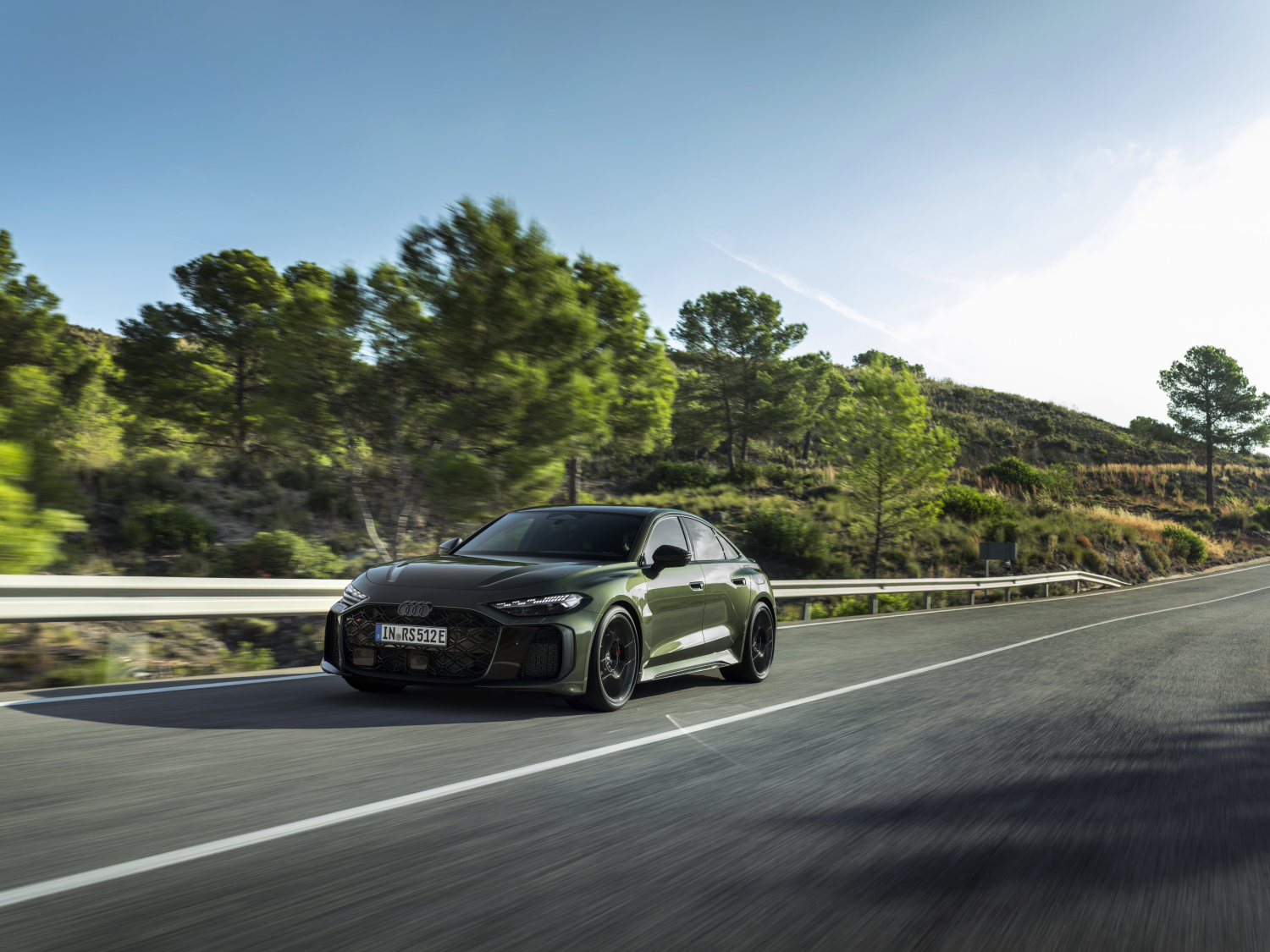 Tamsiai žalia Audi RS 5