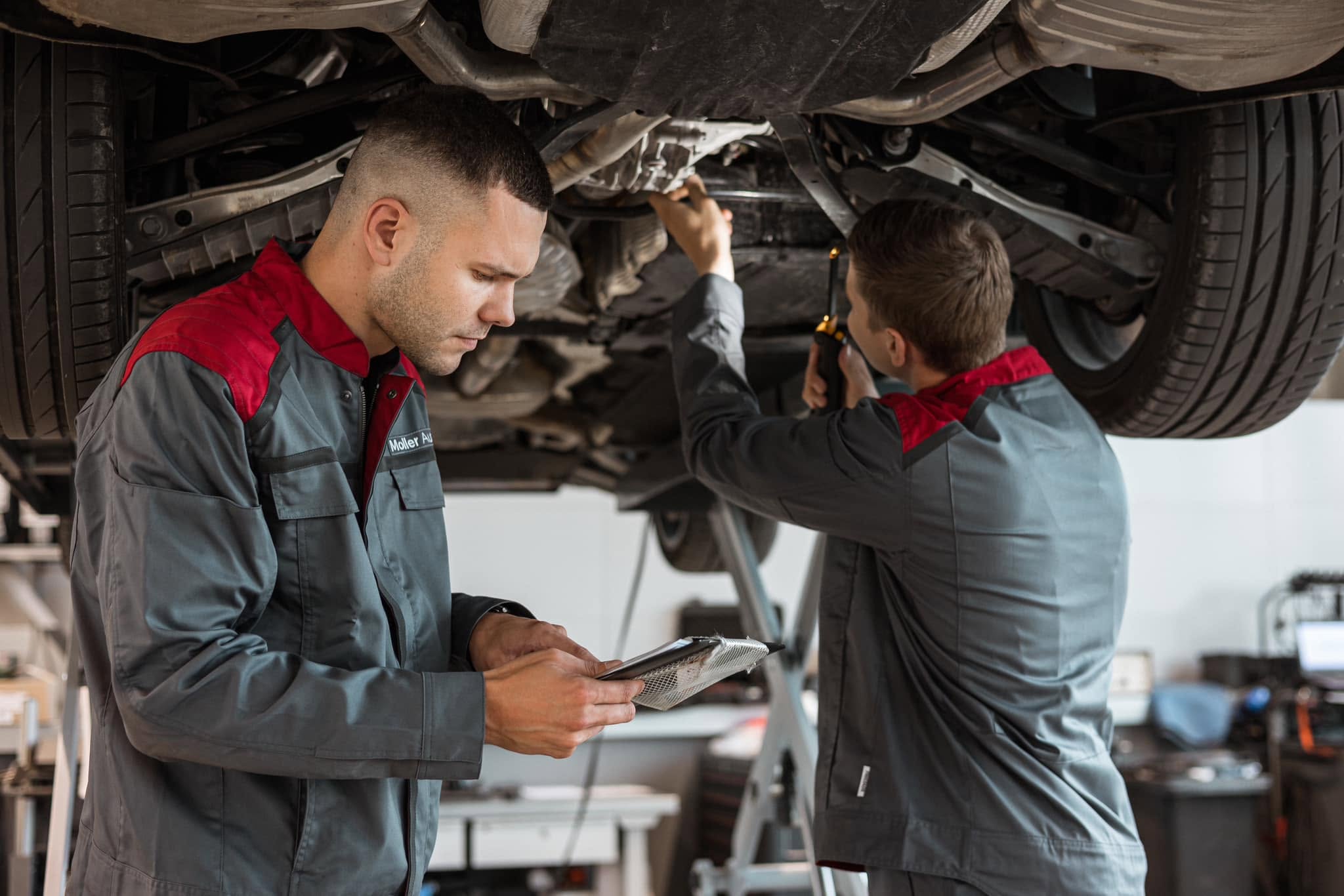 Vyrai atlieka automobilių remontą